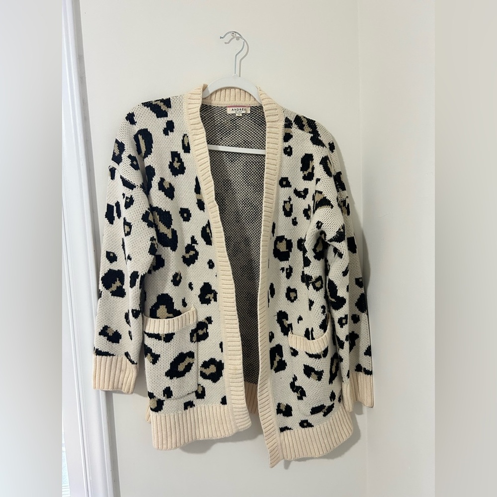 ANDREE BY UNIT Leopard Print Cardigan in Cream and Black